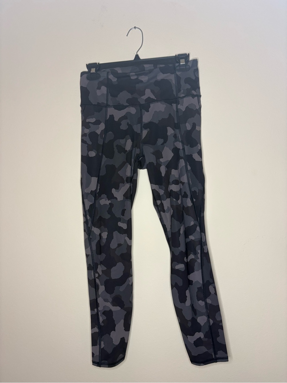 Like New! Athleta Lighting Camo 7/8 Legging Size S